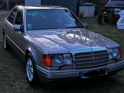 Gold Gebraucht 1991 Mercedes E230 Limousine | 5.500 €