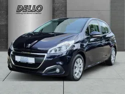 Blau Gebraucht 2016 Peugeot 208 Active Kleinwagen | 9.450 €