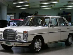 Weiß Gebraucht 1971 Mercedes 200/8 Limousine | 13.950 €