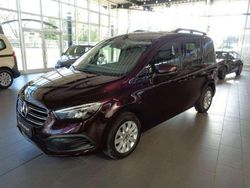 Rot Gebraucht 2023 Mercedes T180 Van / Kleinbus | 27.690 € (Fairer Preis)