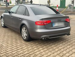 Grau Gebraucht 2012 Audi A4 Limousine | 11.500 € (Teuer)