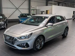 Silber Gebraucht 2023 Hyundai i30 Trend Limousine | 15.900 € (Fairer Preis)