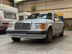 Weiß Gebraucht 1989 Mercedes E200 Limousine | 9.799 €