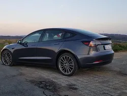 Grau Gebraucht 2022 Tesla Model 3 Limousine | 29.990 € (Etwas zu teuer)