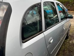 Grau Gebraucht 2007 Opel Meriva Edition Van / Kleinbus | 2.000 € (Teuer)