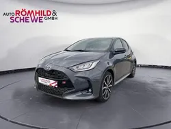 Weiß Neu 2025 Toyota Yaris Hybrid Sport Limousine | 30.490 € (Fairer Preis)
