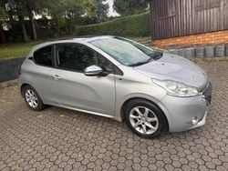 Grau Gebraucht 2015 Peugeot 208 Kleinwagen | 3.000 € (Superpreis)