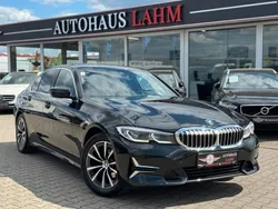 Black sapphire metallic Gebraucht 2022 BMW 318 Luxury Line Limousine | 22.490 € (Etwas zu teuer)