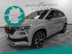 Grau Gebraucht 2024 Skoda Karoq SportLine SUV | 36.981 € (Fairer Preis)