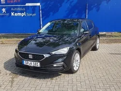 Midnight schwarz metallic Gebraucht 2024 Seat Leon Style Limousine | 25.990 € (Etwas zu teuer)