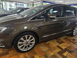 Braun Gebraucht 2017 Ford S-MAX Vignale Van / Kleinbus | 22.990 € (Teuer)