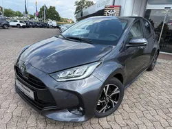 Grau Neu 2025 Toyota Yaris Hybrid Comfort Limousine | 29.390 € (Teuer)