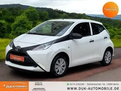 Weiß Gebraucht 2016 Toyota Aygo Kleinwagen | 7.899 € (Fairer Preis)