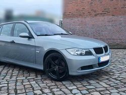 Grau Gebraucht 2005 BMW 320 Kombi | 2.300 €