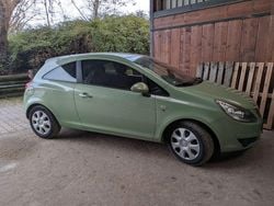 Grün Gebraucht 2010 Opel Corsa Edition Limousine | 3.350 € (Fairer Preis)