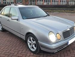 Silber Gebraucht 1996 Mercedes E290 Limousine | 3.499 €