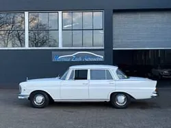 Weiß Gebraucht 1965 Mercedes 230 Limousine | 30.900 €