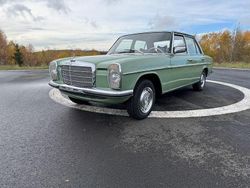 Grün Gebraucht 1975 Mercedes 200 Limousine | 8.900 €
