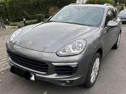 Grau Gebraucht 2016 Porsche Cayenne SUV | 33.900 €