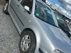 Grau Gebraucht 2002 VW Golf IV Limousine | 3.900 €