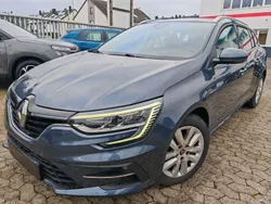 Grau Gebraucht 2021 Renault Mégane IV Limousine | 12.495 € (Fairer Preis)