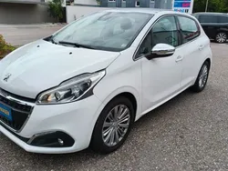 Weiß Gebraucht 2017 Peugeot 208 Allure Kleinwagen | 9.770 € (Fairer Preis)