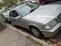 Grau Gebraucht 1999 Mercedes 220 Limousine | 2.299 €