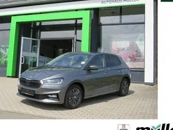 Grau (graphite grau) Gebraucht 2024 Skoda Fabia Drive Limousine | 21.590 € (Etwas zu teuer)