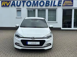 Weiß Gebraucht 2016 Hyundai i20 Passion Limousine | 8.490 € (Fairer Preis)