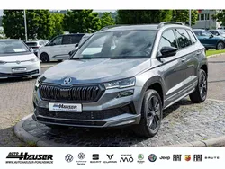 Graphitegrau metallic Neu 2025 Skoda Karoq SportLine SUV | 36.895 € (Teuer)
