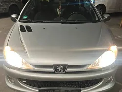 Silber Gebraucht 2004 Peugeot 206 CC Cabrio | 899 €