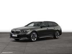 Grau Gebraucht 2024 BMW 540 Kombi | 72.470 €