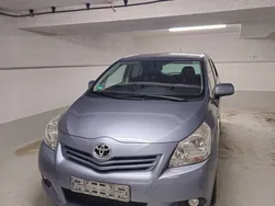 Silber Gebraucht 2012 Toyota Verso Multidrive S Van / Kleinbus | 9.300 € (Fairer Preis)