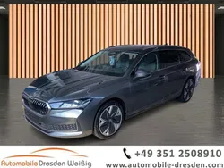 Grau graphitegrau metallic (metallic) Gebraucht 2024 Skoda Superb Selection Kombi | 39.980 € (Superpreis)
