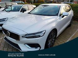 Weiß crystal white pearl / met Gebraucht 2025 Volvo V60 Plus Kombi | 43.850 € (Fairer Preis)