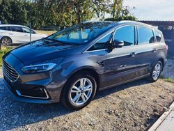 Grau Gebraucht 2020 Ford S-MAX Titanium Van / Kleinbus | 16.780 €