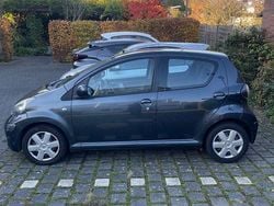 Grau Gebraucht 2010 Toyota Aygo Kleinwagen | 2.900 € (Fairer Preis)