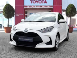 Schneeweiß Gebraucht 2021 Toyota Yaris Hybrid Basis Limousine | 16.750 € (Fairer Preis)