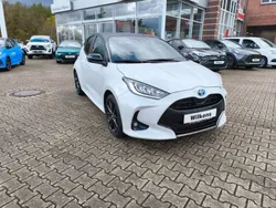 Platinum white pearl mc./ blac Gebraucht 2022 Toyota Yaris Hybrid Style Kleinwagen | 25.500 € (Teuer)
