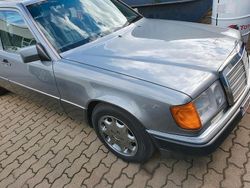 Grau Gebraucht 1991 Mercedes E230 Limousine | 13.450 €
