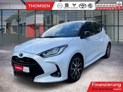 Weiss Gebraucht 2021 Toyota Yaris Hybrid Style Limousine | 19.285 € (Etwas zu teuer)