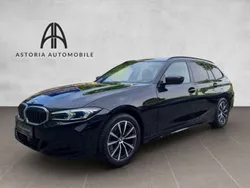 Black sapphire metallic Gebraucht 2023 BMW 320 Sport Line Kombi | 35.990 € (Fairer Preis)