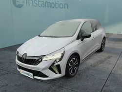 Grau Neu 2024 Renault Clio V Techno Limousine | 22.590 € (Etwas zu teuer)