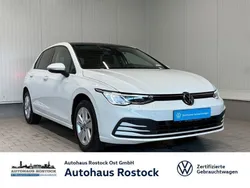 Oryxweiß perlmutteffekt (metallic) Gebraucht 2024 VW Golf VIII Life Limousine | 24.650 € (Fairer Preis)