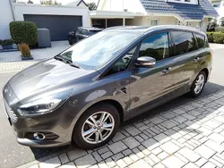 Grau Gebraucht 2016 Ford S-MAX Business Edition Van / Kleinbus | 12.100 € (Guter Preis)