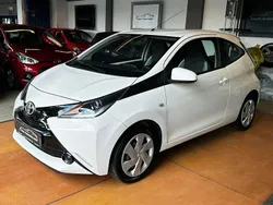 Weiß Gebraucht 2016 Toyota Aygo X-play Kleinwagen | 7.390 € (Fairer Preis)