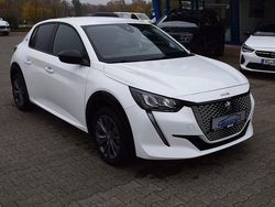 Weiß Gebraucht 2023 Peugeot e-208 Allure Kleinwagen | 17.780 € (Superpreis)