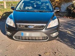 Schwarz Gebraucht 2010 Ford Focus Limousine | 2.100 €