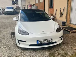 Weiß Gebraucht 2022 Tesla Model 3 Standard Range Plus Limousine | 33.000 € (Teuer)