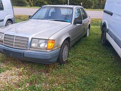 Gold Gebraucht 1987 Mercedes E260 Limousine | 1.450 €